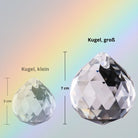 Große Sonnenfänger Kristallkugel (7cm), im Größenvergleich mit kleinerer Kugel, holt die Kraft der Sonne ins Zuhause für gute Stimmung.
