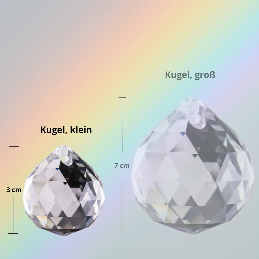 Kleine Sonnenfänger Kristallkugel (3cm), im Größenvergleich mit größerer Kugel, für positive Energie, ein Fest für die Sinne.