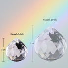 Kleine Sonnenfänger Kristallkugel (3cm), im Größenvergleich mit größerer Kugel, für positive Energie, ein Fest für die Sinne.