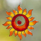 Sonnenfänger Sonne in Rot-Gelb aus Resin mit Glaselement, erzeugt magische Farbspiele und pure Lebensfreude.