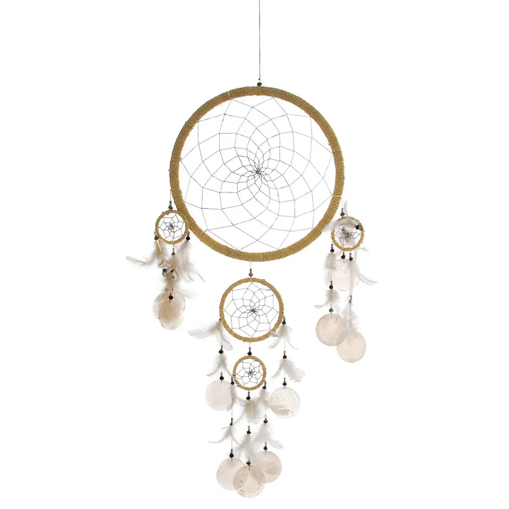 Handgefertigter Traumfänger mit echten Muschelplättchen, weißen Federn und Bastring, Naturdesign.