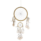 Handgefertigter Traumfänger mit echten Muschelplättchen, weißen Federn und Bastring, Naturdesign.