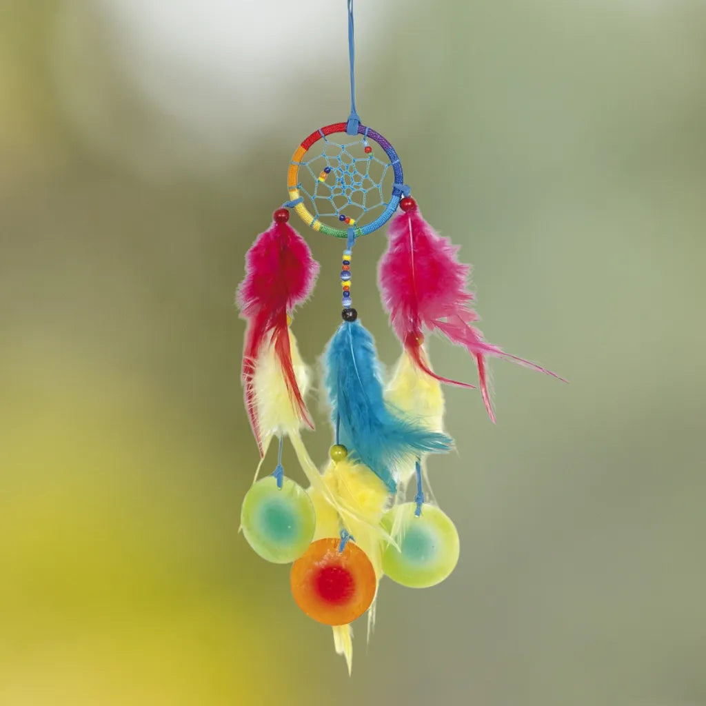 Regenbogen Traumfänger mit bunten Federn und Muschelplättchen, für positive Energie.