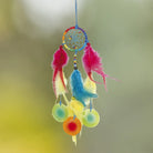 Regenbogen Traumfänger mit bunten Federn und Muschelplättchen, für positive Energie.