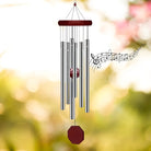 Windspiel mit 6 silbernen Röhren und dunklem Holz, erzeugt zarte Melodien für ruhige Momente.