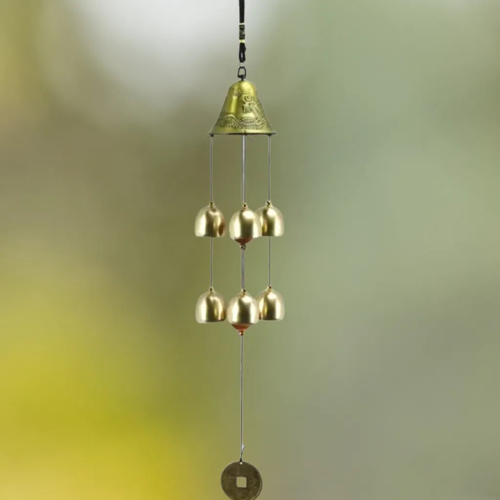 Goldfarbenes Glocken-Windspiel mit 8 kleinen Glocken, erzeugt zarte, beruhigende Klänge.