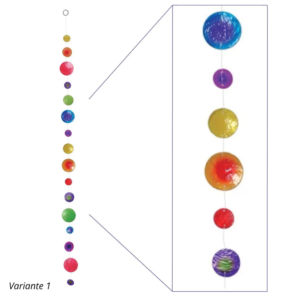 Muschelkette Variante 1 mit Nahaufnahme der Capiz-Muscheln. Deutlich erkennbar sind die transparent schimmernden, unterschiedlich großen Kugeln in bunten Farben und der Schimmer.