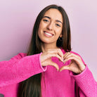 Frau formt Herz mit Händen, symbolisiert Selbstliebe, Herzensverbindung und innere Stimme.