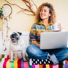 Frau mit Mops und Laptop entspannt, symbolisiert neues Mindset, Wohlbefinden und Klarheit.