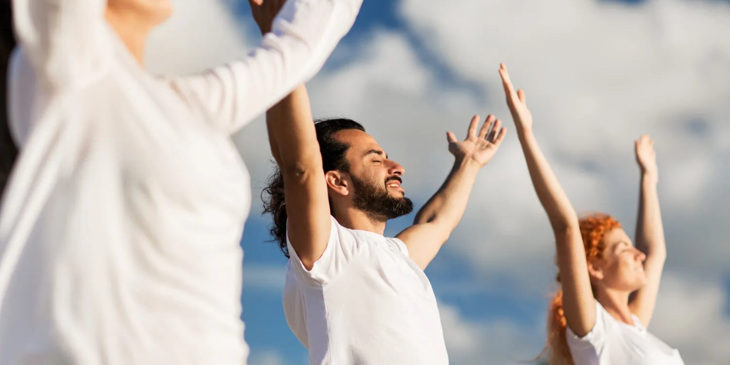 Menschen praktizieren achtsame Atemübungen im Freien zur Stärkung des vegetativen Nervensystems und zum Stressabbau – bewusste Entspannung und innere Balance unter freiem Himmel.
