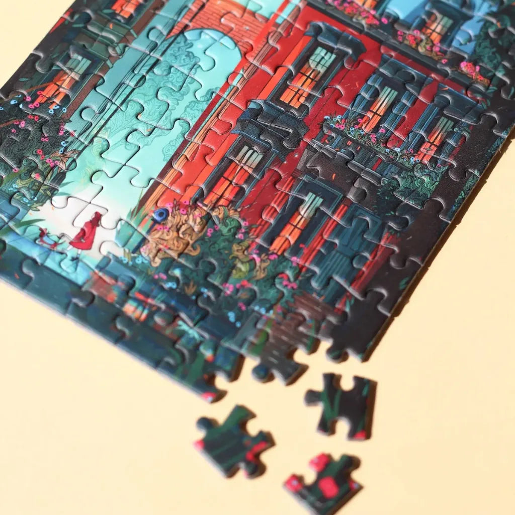 Nahaufnahme des 99 Teile Piecel Minipuzzles "Midnight Walk" im gelegten Zustand, mit einigen herausgelösten Puzzleteilen im Vordergrund. Zeigt die lebendigen Farben und Details des Motivs.