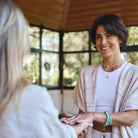 Frauen halten Hände, symbolisiert Unterstützung beim Loslassen & Stärken des Selbstwerts.