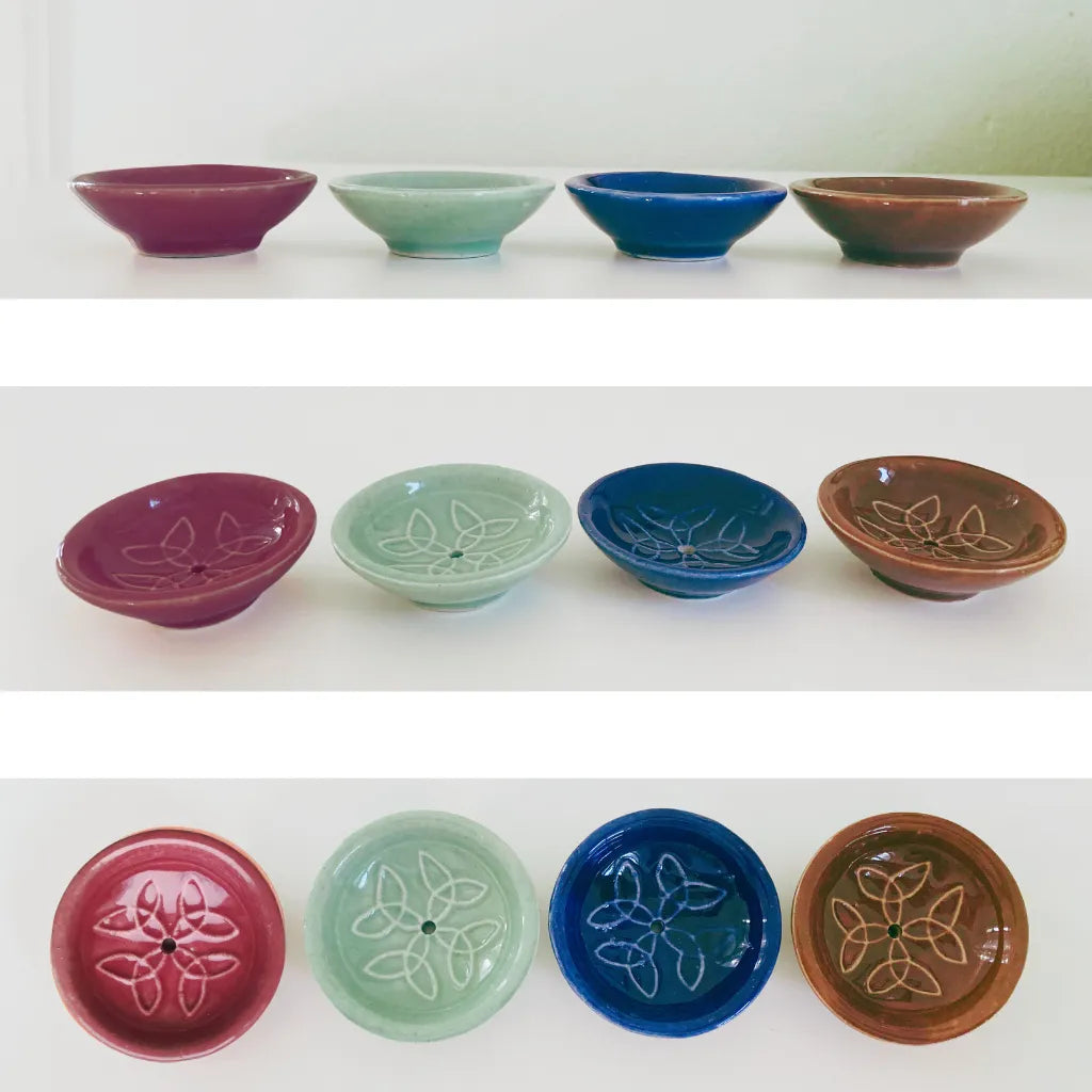 Set von vier runden Keramik Räucherstäbchenhaltern in Rot, Mintgrün, Königsblau und Braun mit feinem Knotenmuster, präsentiert in verschiedenen Ansichten auf weißem Hintergrund.