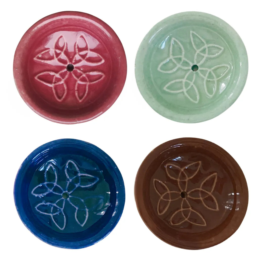 Set von vier runden Keramik Räucherstäbchenhaltern in Rot, Mintgrün, Königsblau und Braun mit feinem Knotenmuster, präsentiert in verschiedenen Ansichten auf weißem Hintergrund.
