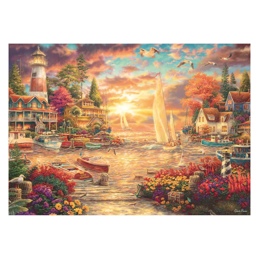 Motiv Schmidt Puzzle 1000 "Morgenstille am See", Chuck Pinson: Eine idyllische Küstenszene mit Leuchtturm, Booten und bunten Häusern bei Sonnenaufgang.