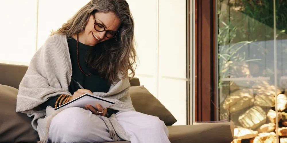 Frau praktiziert Journaling für Reflexion und persönliches Wachstum.