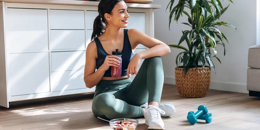 Frau stärkt Selbstwirksamkeit durch Sport und gesunde Ernährung, um Ziele zu verfolgen.