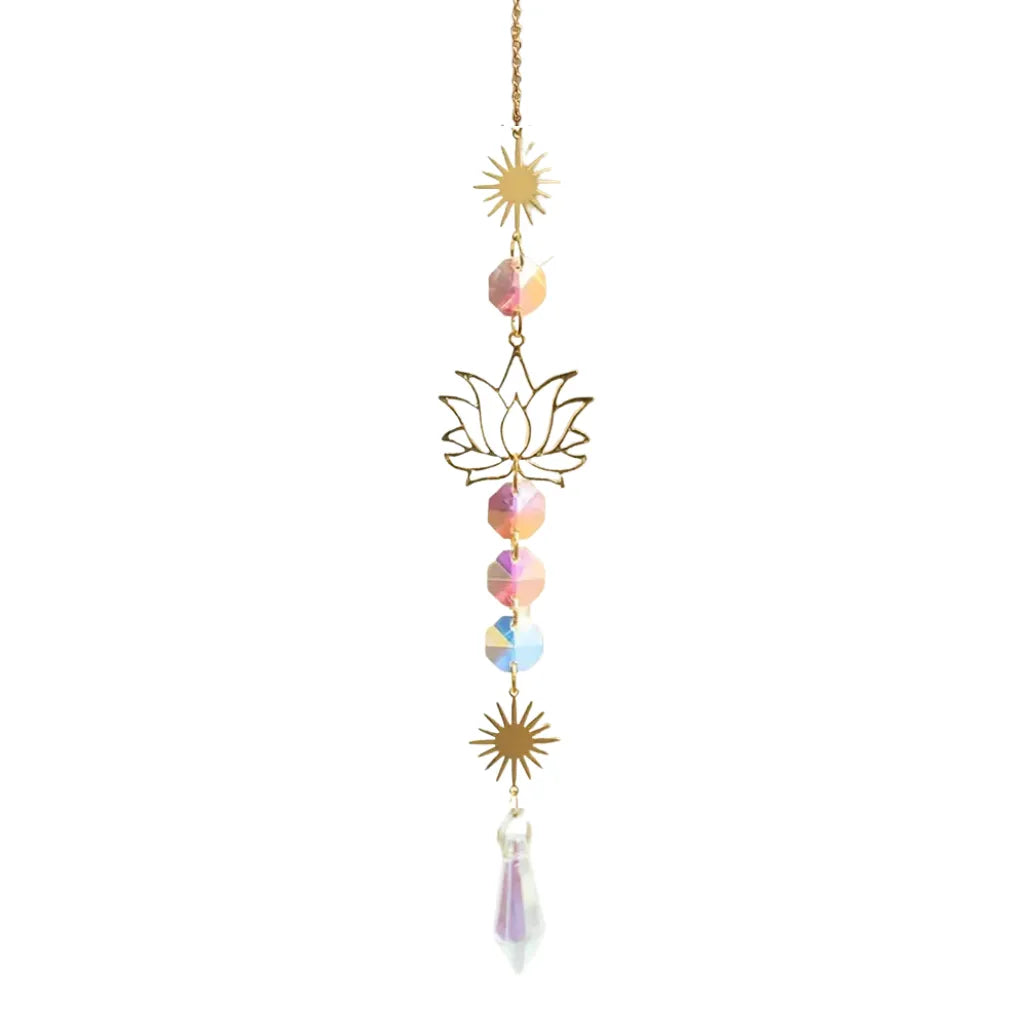 Freigestellte Sonnenfänger-Kette mit goldenem Lotusmotiv, Kristallprismen & Sternen. Zartes Design für positive Energie.