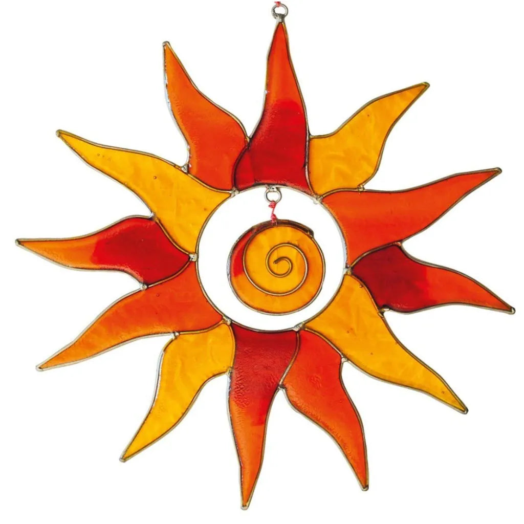 Dekorativer Sonnenfänger in Form einer Sonne, aus orange und gelb gefärbtem Glas, mit einer zentralen Spirale. Misst 15cm im Durchmesser und ist ideal als Fensterdeko oder zum Aufhängen.
