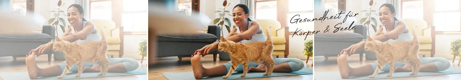 Frau macht Yoga auf Matte, Katze läuft vorbei, symbolisiert ganzheitliche Gesundheit.