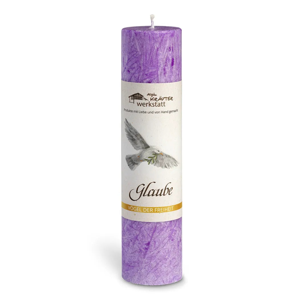 Lila Allgäuer Heilkräuterkerze "Glaube" aus der Serie "Vögel der Freiheit" mit Taubenmotiv.