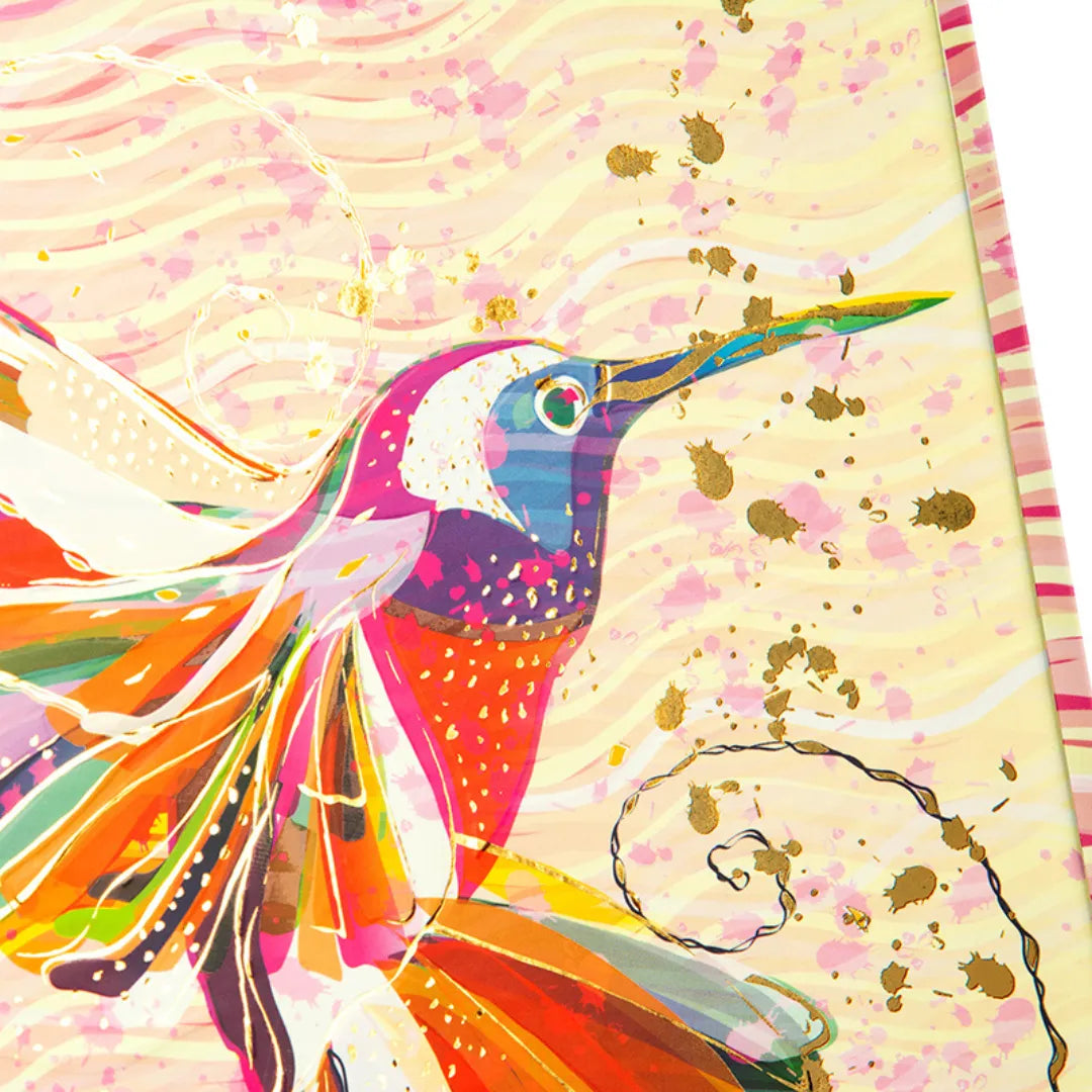 Nahaufnahme des bunten A5 Notizbuchs 'Flower' mit Kolibri-Motiv und Goldprägung.