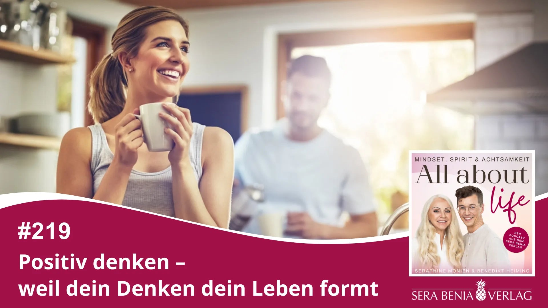 All about life Podcast #219: Positiv denken – dein Denken formt dein Leben. Lächelnde Frau mit Tasse.
