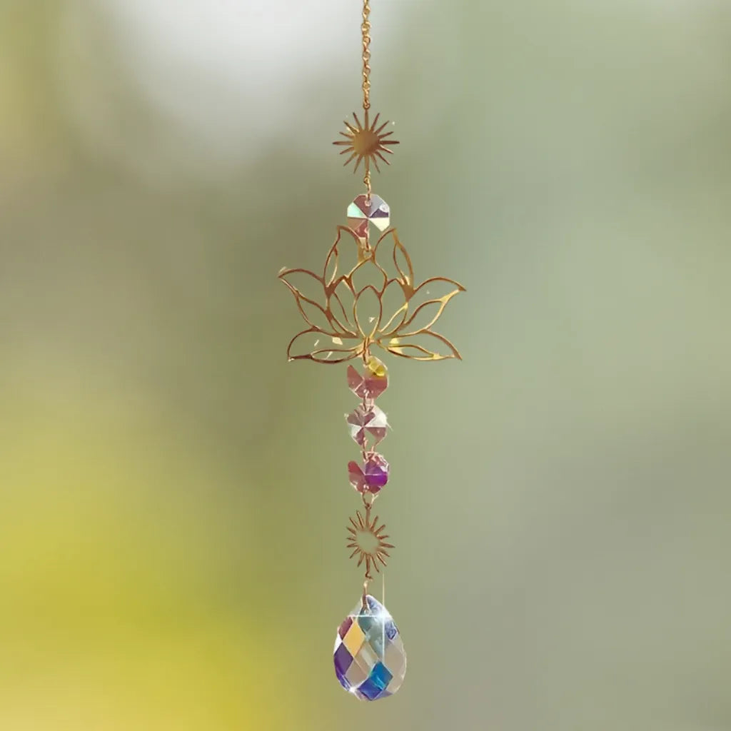 Elegante Sonnenfänger Kette mit goldenem Lotusmotiv und Kristallprismen für sanfte Regenbogenfarben und positive Energie.