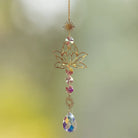 Elegante Sonnenfänger Kette mit goldenem Lotusmotiv und Kristallprismen für sanfte Regenbogenfarben und positive Energie.