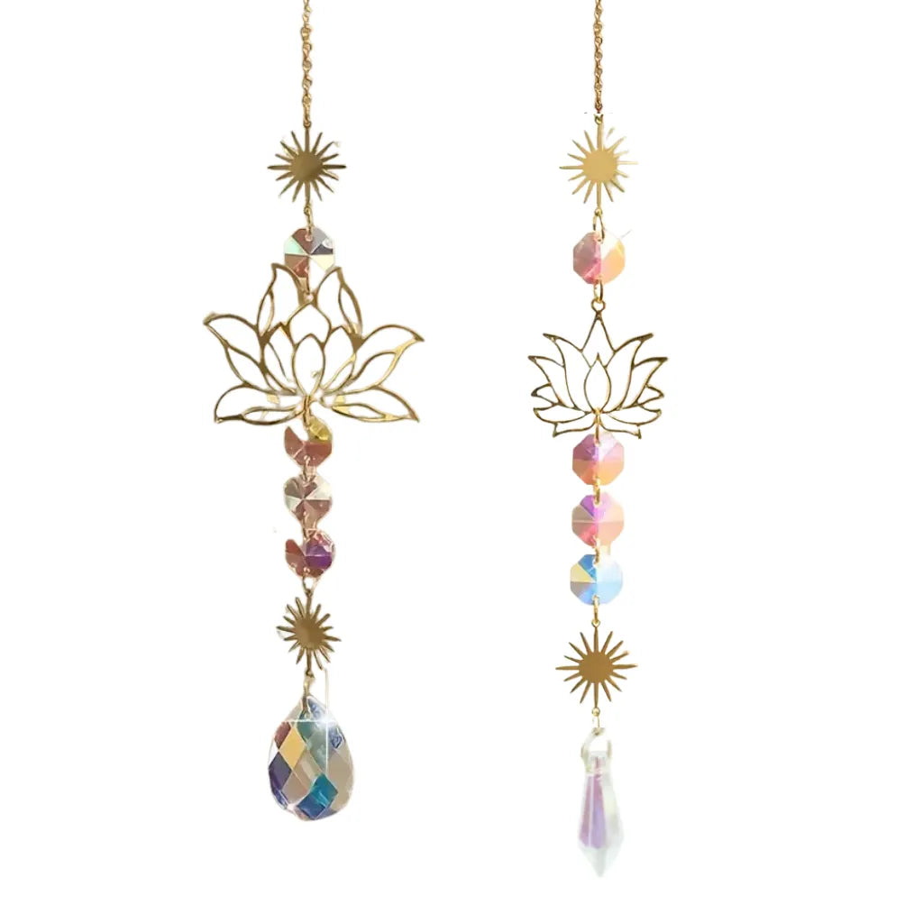 Zwei freigestellte Sonnenfänger-Kette mit goldenem Lotusmotiv, Kristallprismen & Sternen. Zartes Design für positive Energie.