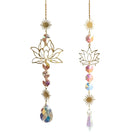 Zwei freigestellte Sonnenfänger-Kette mit goldenem Lotusmotiv, Kristallprismen & Sternen. Zartes Design für positive Energie.