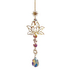 Elegante Sonnenfänger Kette mit goldenem Lotusmotiv und Kristallprismen, ein stilvolles Geschenk für Glanz und Ruhe.