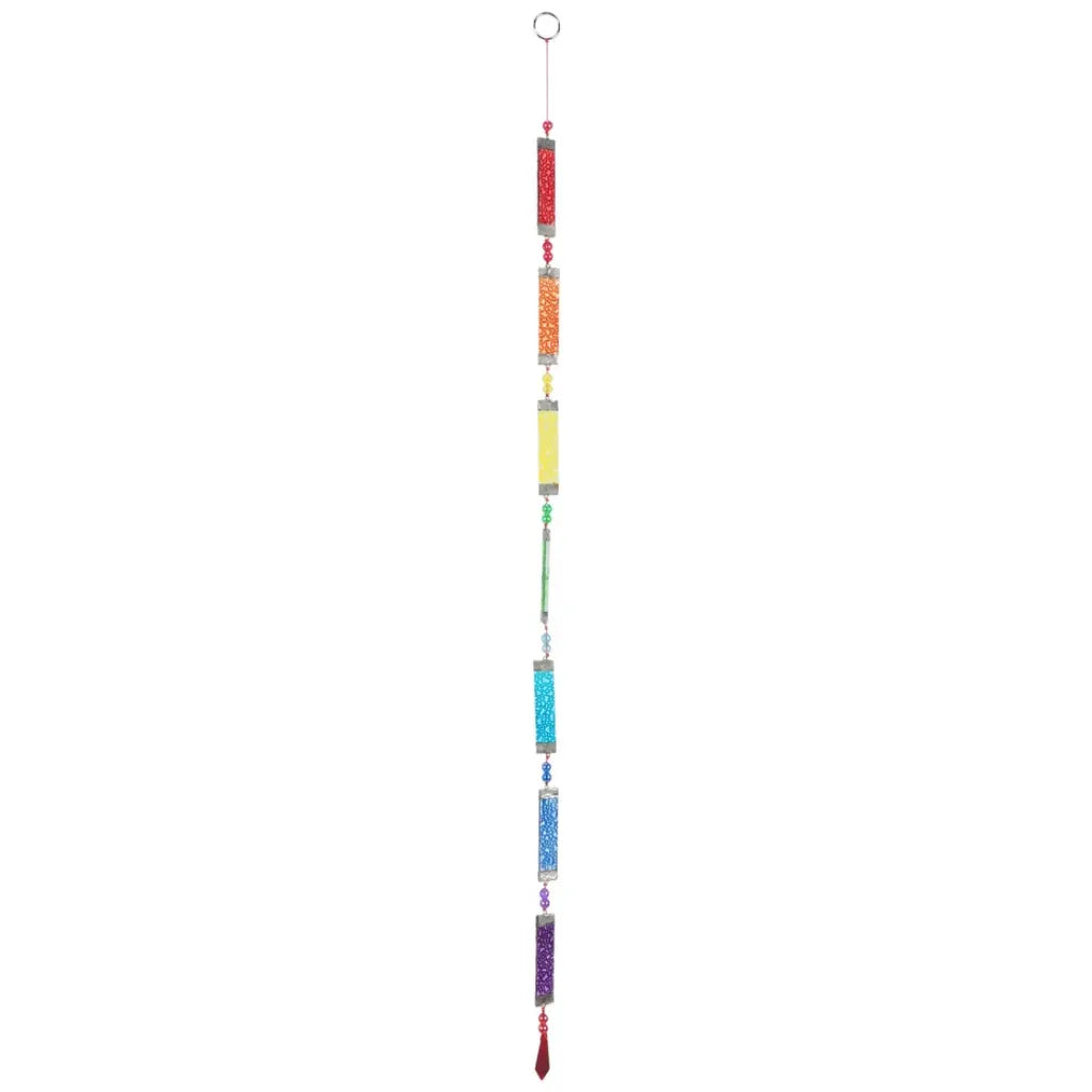 Farbenfrohe Glaskette "Regenbogen" mit 80cm Länge. Bestehend aus sieben vertikal angeordneten, glitzernden Glasröhrchen in allen Regenbogenfarben. Ideal als Fensterdeko oder Windspiel.