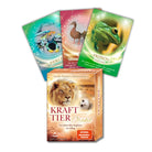 Das "Krafttier Orakel" Kartenset von Jeanne Ruland mit der Box und drei ausgebreiteten Orakelkarten: Eidechse, Ente und Frosch. Zeigt den Inhalt des Sets.