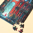 Nahaufnahme des 99 Teile Piecel Minipuzzles "Midnight Walk" im gelegten Zustand, mit einigen herausgelösten Puzzleteilen im Vordergrund. Zeigt die lebendigen Farben und Details des Motivs.