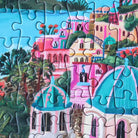 Detailaufnahme des gelegten 99 Teile Piecely Minipuzzles "Santorini Sun". Zeigt die lebendigen Farben der Häuser, Kuppeln und Vegetation, charakteristisch für die malerische Ägäis-Insel.