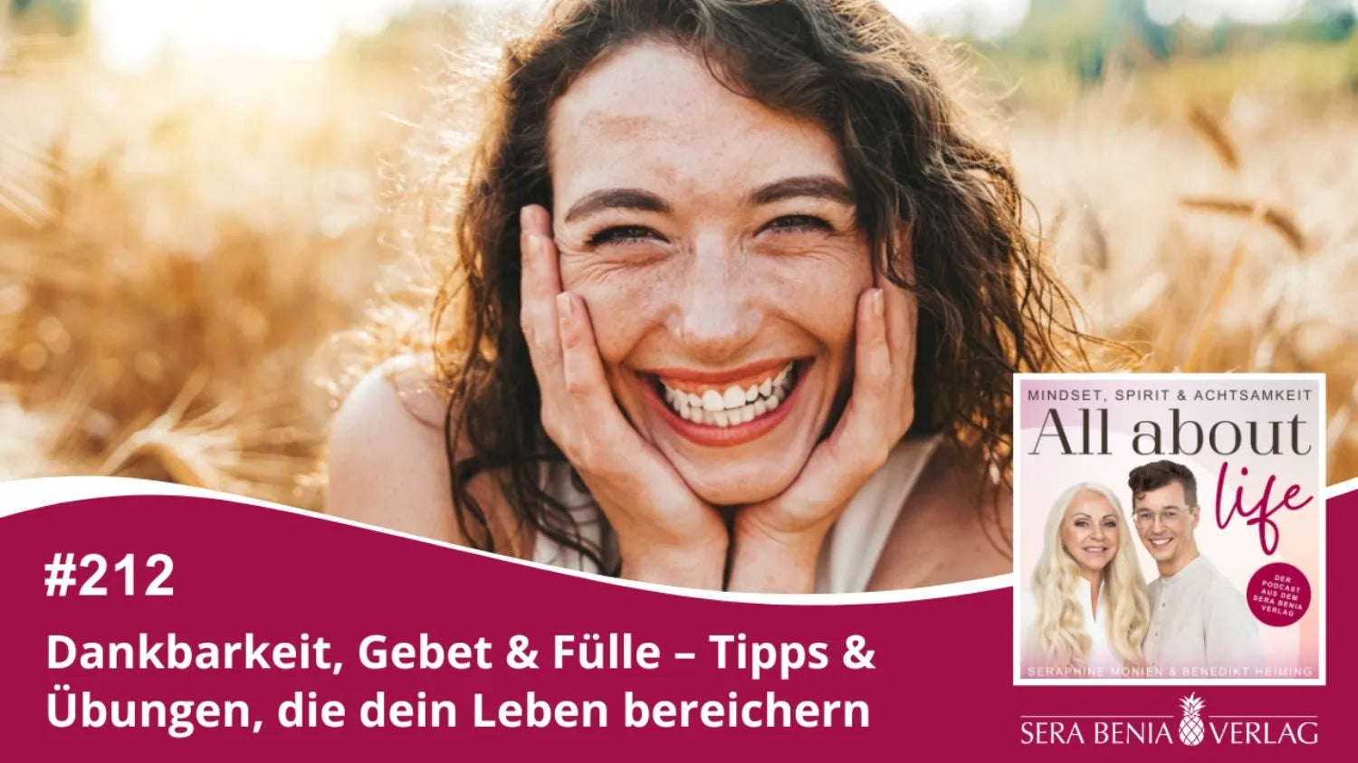 Podcast-Cover für „All about life" Episode #212 „Dankbarkeit, Gebet & Fülle – Tipps & Übungen, die dein Leben bereichern", mit einer lachenden Frau im Kornfeld, und dem Porträt der Podcaster Seraphine Monien und Benedikt Heiming.