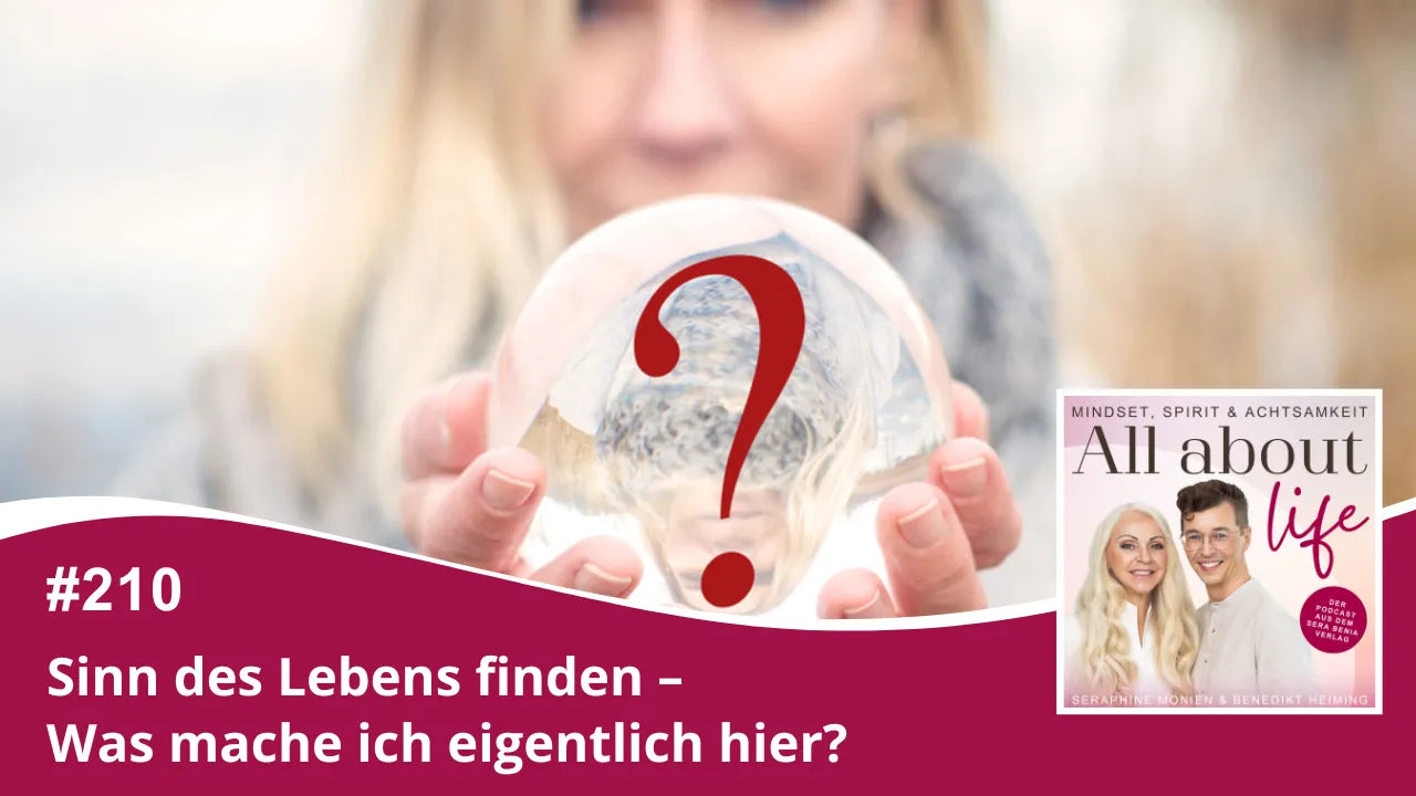Podcast-Cover für "All about life" Episode #210 "Sinn des Lebens finden – Was mache ich eigentlich hier?", mit einer Frau, die eine Glaskugel mit Fragezeichen hält, und dem Porträt der Podcaster Seraphine Monien und Benedikt Heiming.