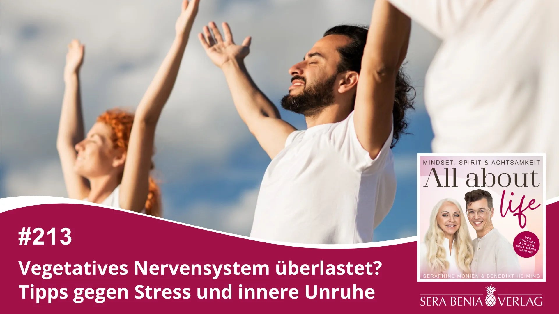 Podcast-Cover für „All about life" Episode #213 „Vegetatives Nervensystem überlastet? – Tipps gegen Stress und innere Unruhe", mit Menschen die achtsame Atemübungen im Freien praktizieren, und dem Porträt der Podcaster Seraphine Monien und Benedikt Heiming.
