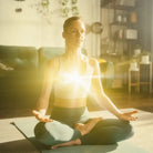 Frau meditiert mit leuchtendem Herzen, symbolisiert Trance Healing, Lichtenergie & Selbstheilungskräfte.